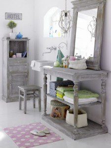 Gray vanity and mirror (junkgardengirl.blogspot.com)